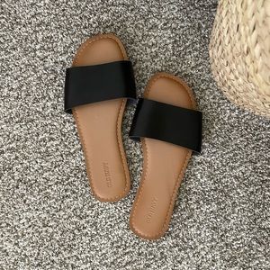 Old Navy faux-leather slides Size 7.5
